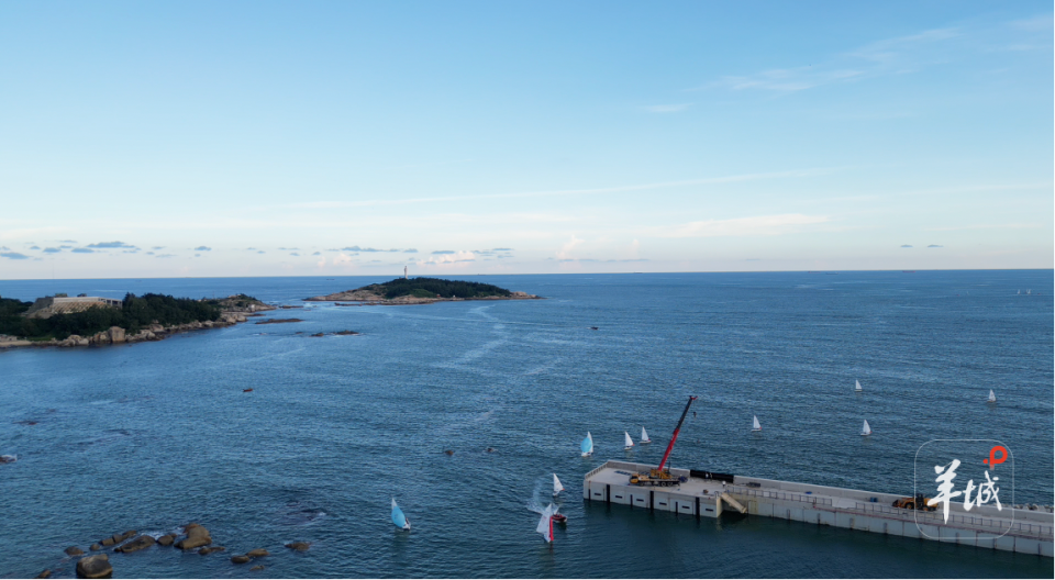 其竞技水平, 华出席并回, 新闻发布会